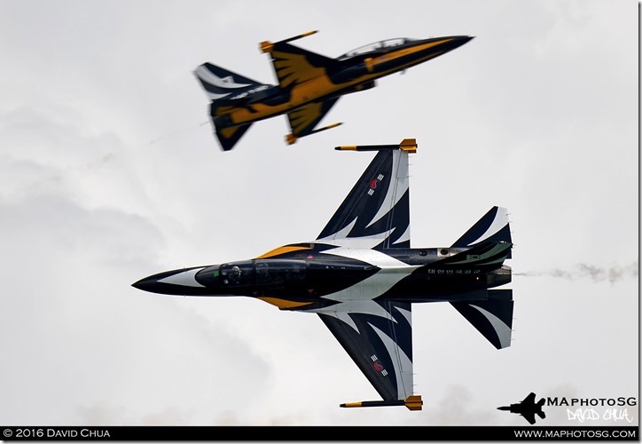 Black Eagle T-50 Scissor Pass during Singapore Airshow