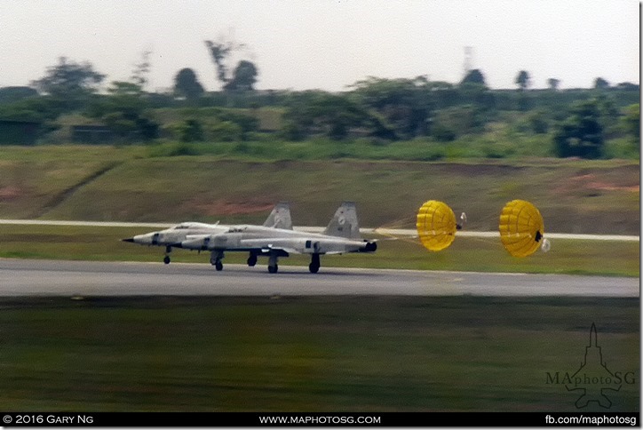 pair of Northrop F-5E Tiger IIs land with brakechutes deployed, RSAF Open House, Paya Lebar Airbase, June 1986