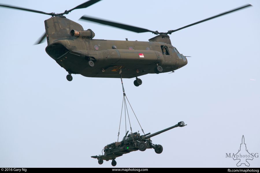 RSAF CH-47SD Chinook with an underslung Pegasus 155mm LWSPH, RSAF Open House, Paya Lebar Airbase, September 2006