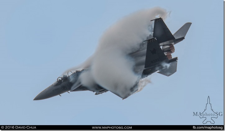 F-15SG Pulls a high G turn