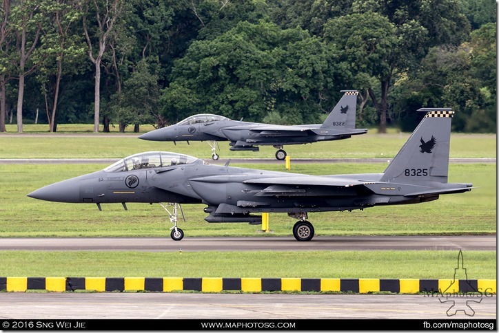 Simultaneous launch of scramble aircraft using Main Runway and Taxiway