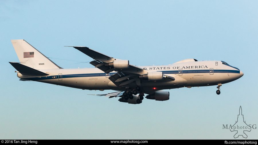 Ash carter arrive in Singapore