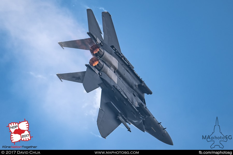 RSAF NDP 2017: Solo F-15SG Strike Eagle performing high G turn