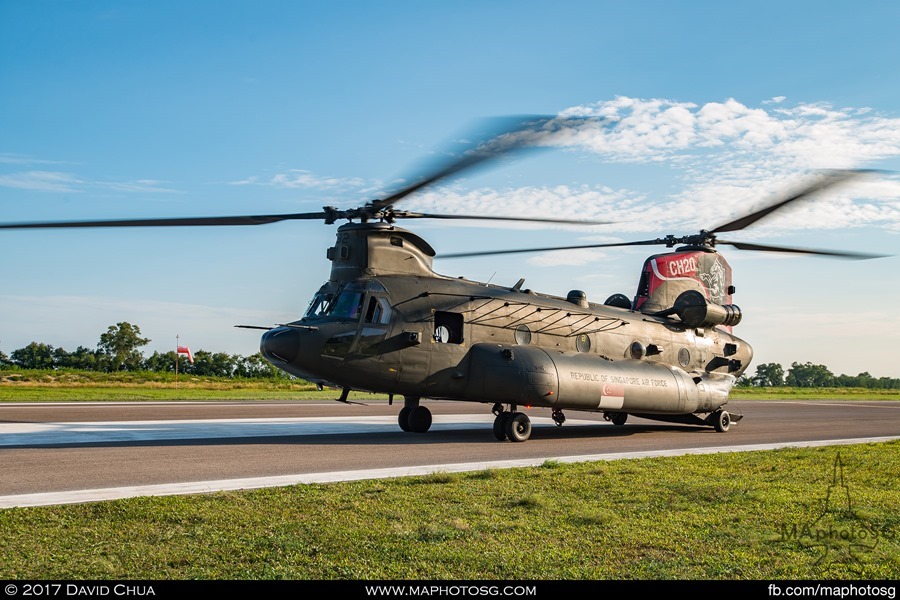 NDP 2017 State flag flypast: RSAF CH-47D Chinook getting ready to rig the State Flag on Sudong Island