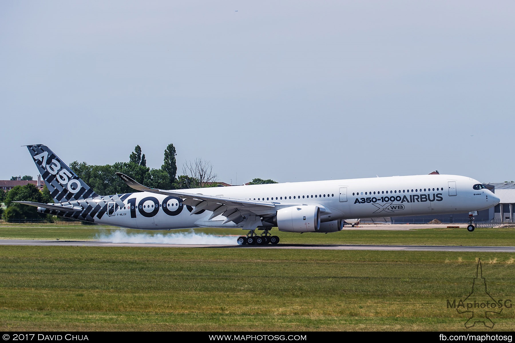 36. Having completed it’s aerial display, the Airbus A350-1000 touches down at Le Bourget.