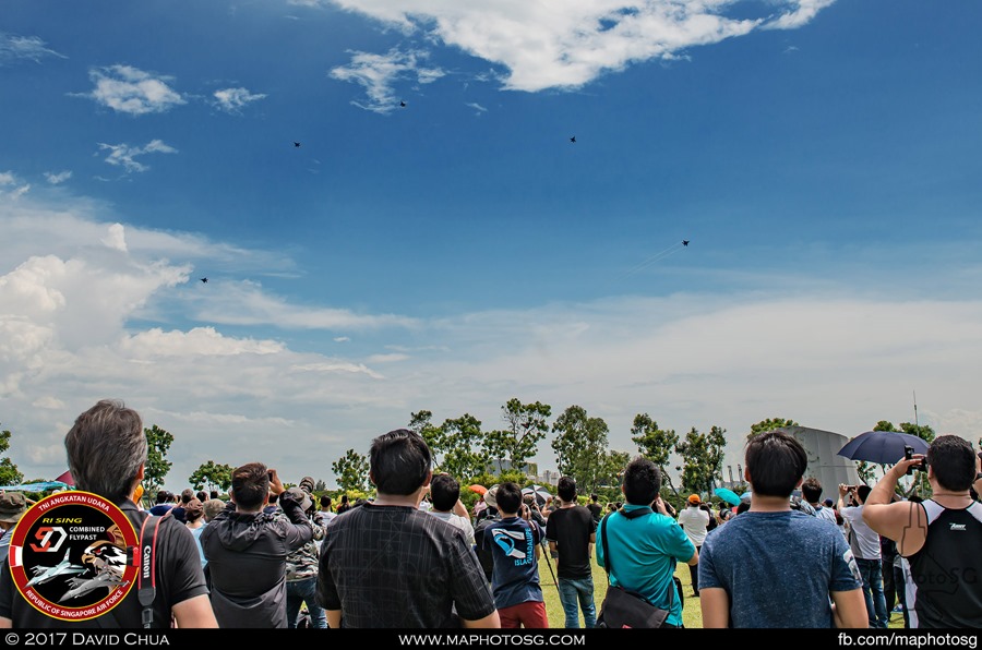 Crowd at Marina Barrage entertained by the Bomb Burst by five F-15SGs as a Salute to both nations.