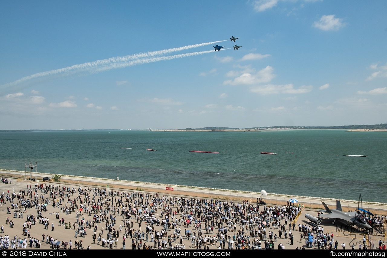 RSAF’s F-15G and F-16C performed exhilarating aerobatic manoeuvres at the Singapore Airshow 2018