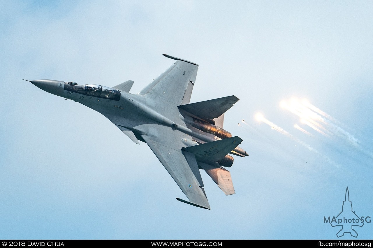 Performaing for the second time in Singapore, the RMAF SU-30MKM wows spectators with its physics defying manoeuvres and impressive flare displays.