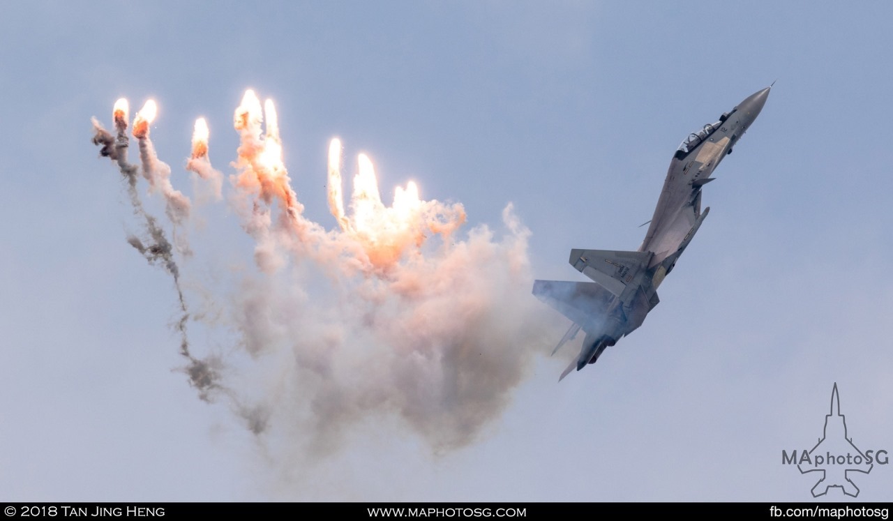 RMAF SU-30MKM deployed multiple flares as it completes it's performance