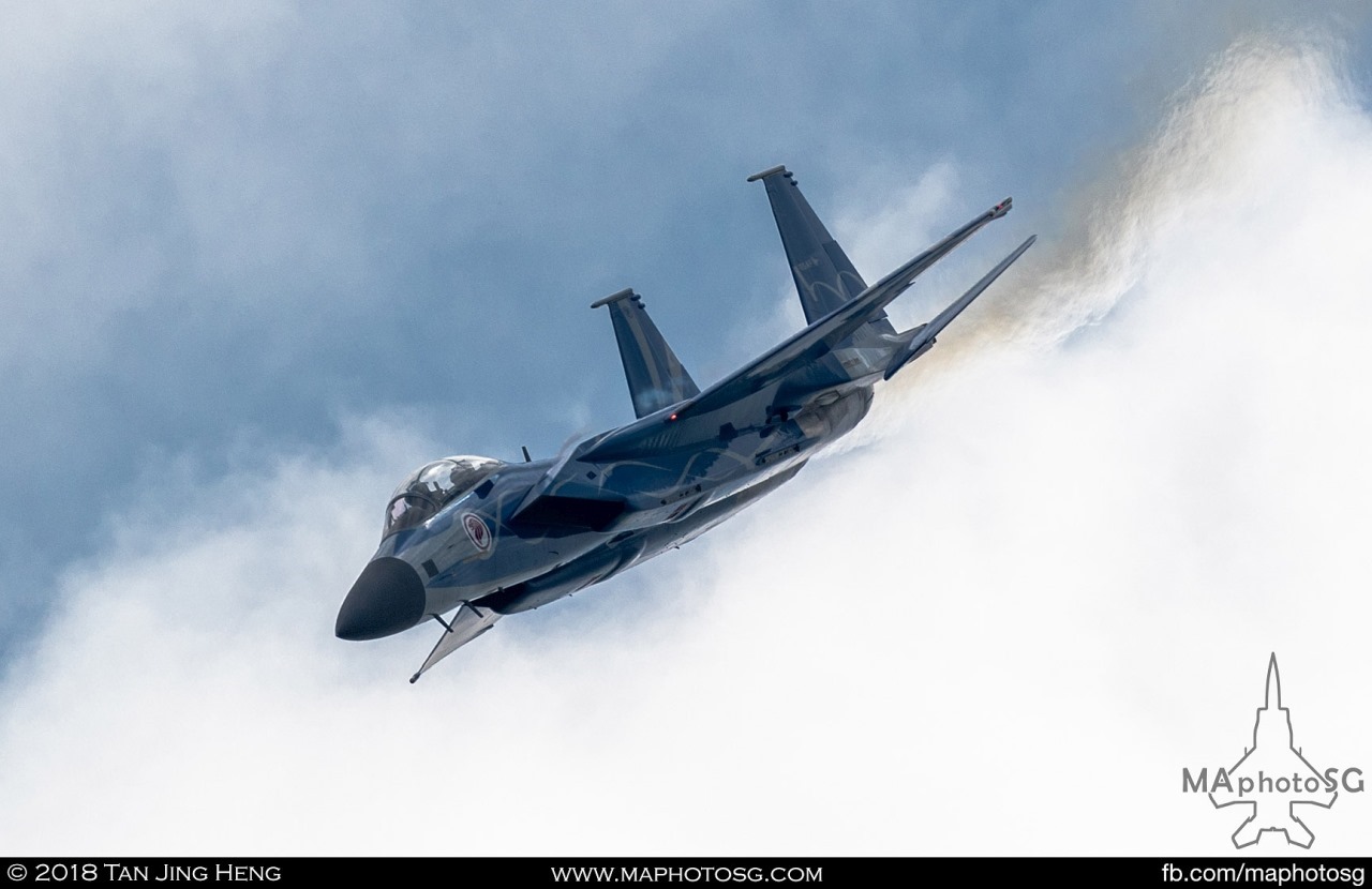 RSAF F-15SG performs the Horizontal 8 manoeuvre