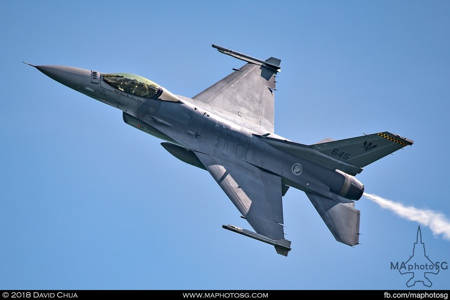 F-16C Banking to show off the top side