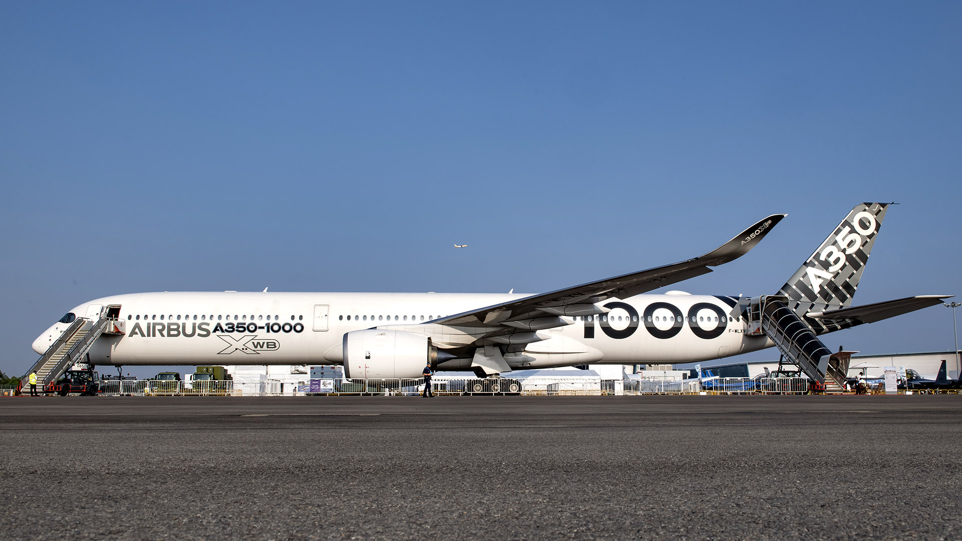 Airbus 350. Эрбас а350 1000. Airbus a350. A350-1000. Airbus a350 двигатель.