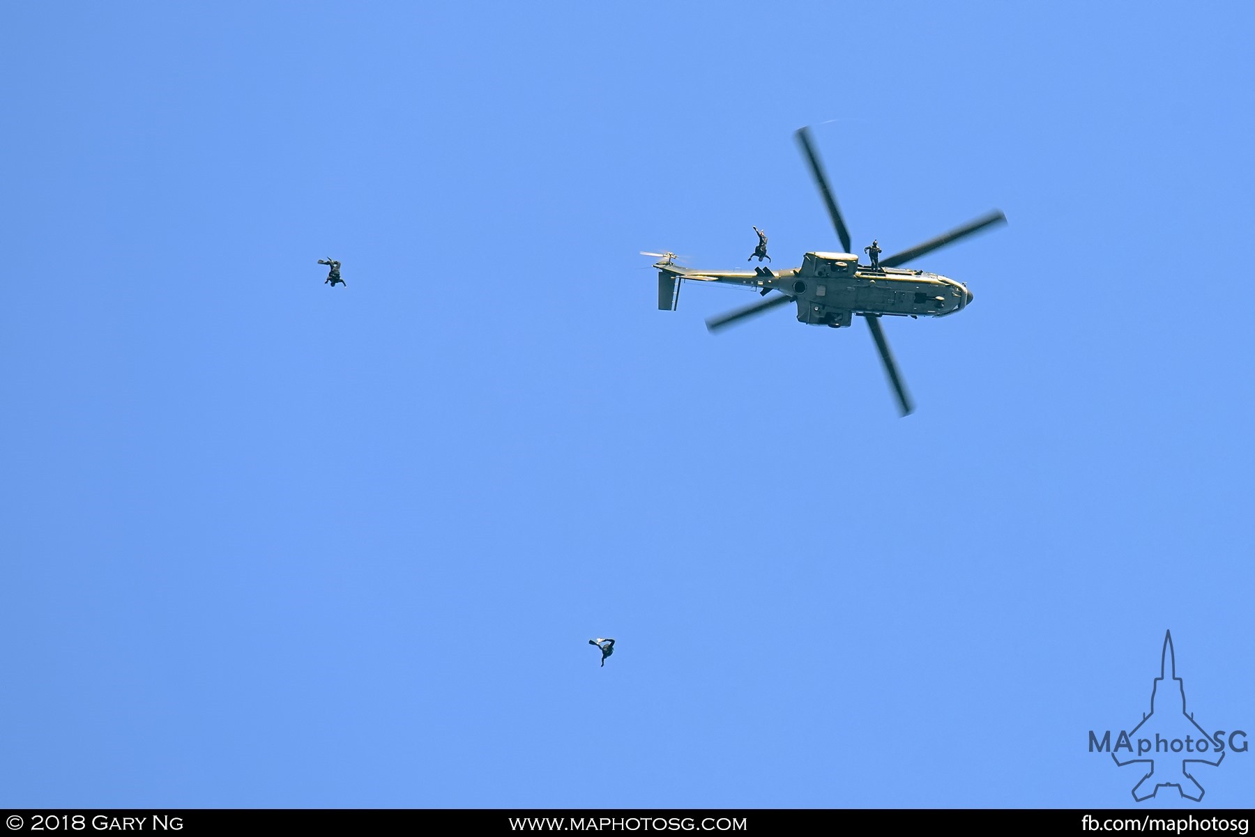 1754 - Navy Divers jumping out of RSAF AS332M Super Puma