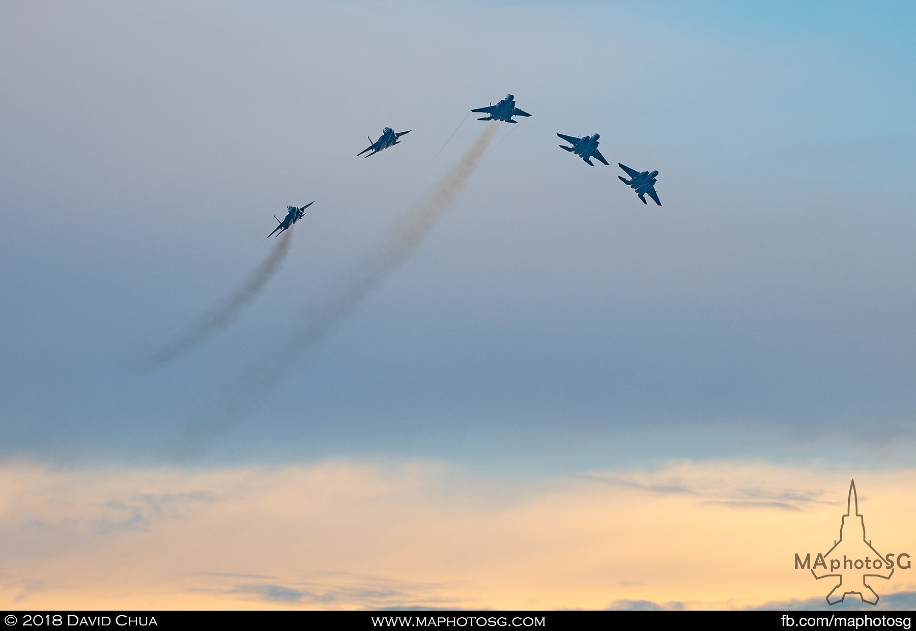 1904 – Five F-15SG Strike Eagles performs another Bomb Burst completing the flypast segment