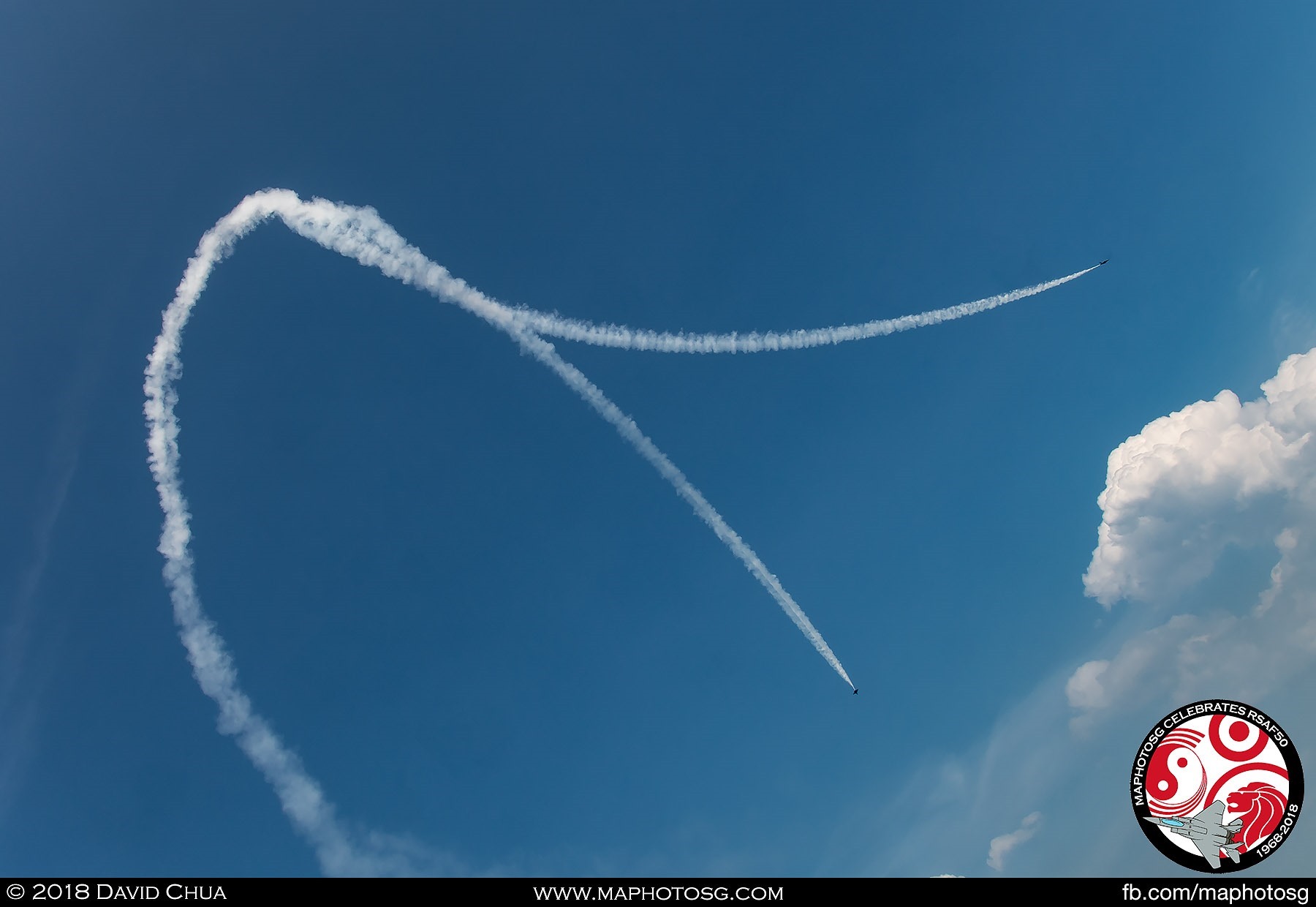 Vertical Split – Trailing smoke. the two F-16Cs pull straight up into the vertical and spilt at show centre and make a 180-degree turn.