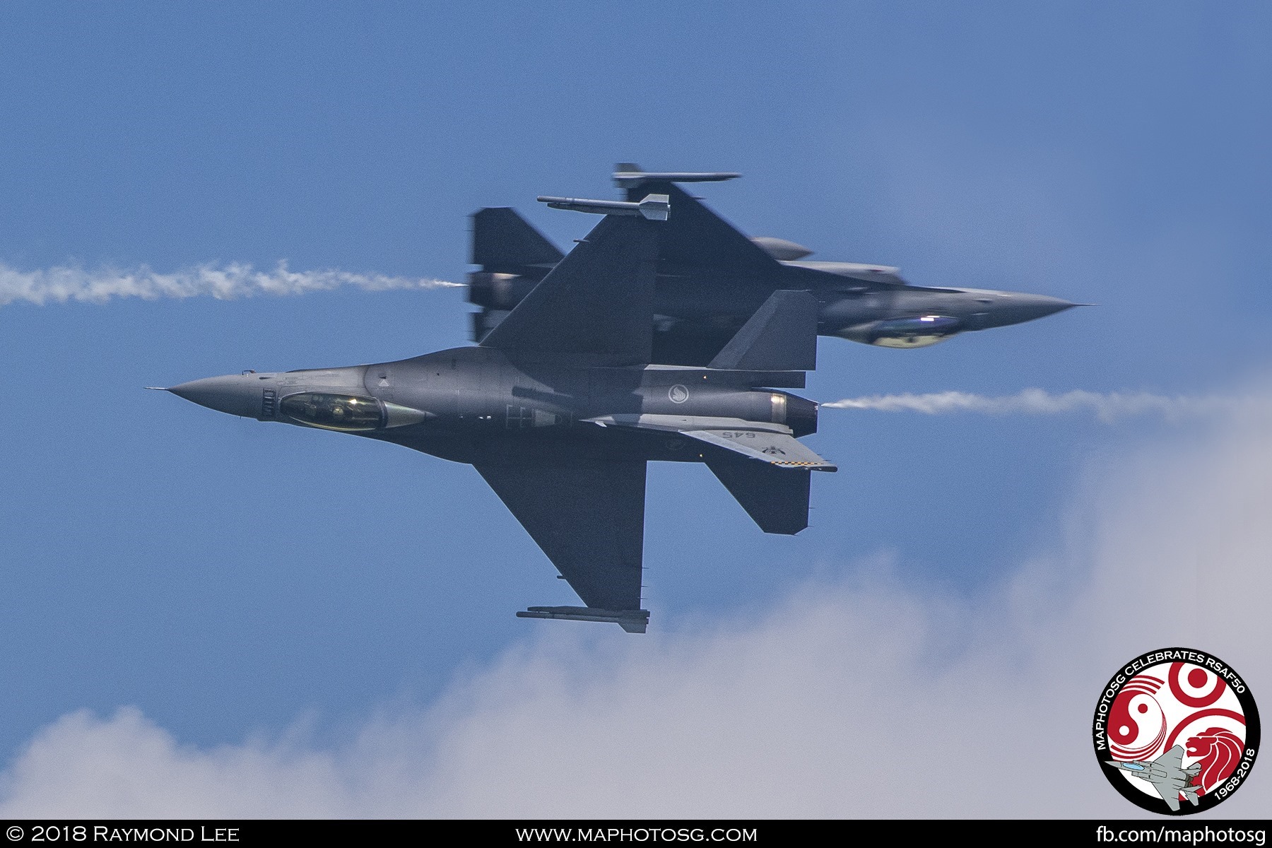 Aileron Roll Hit – The two F-16Cs cross close to each other while executing a simultaneous aileron roll.