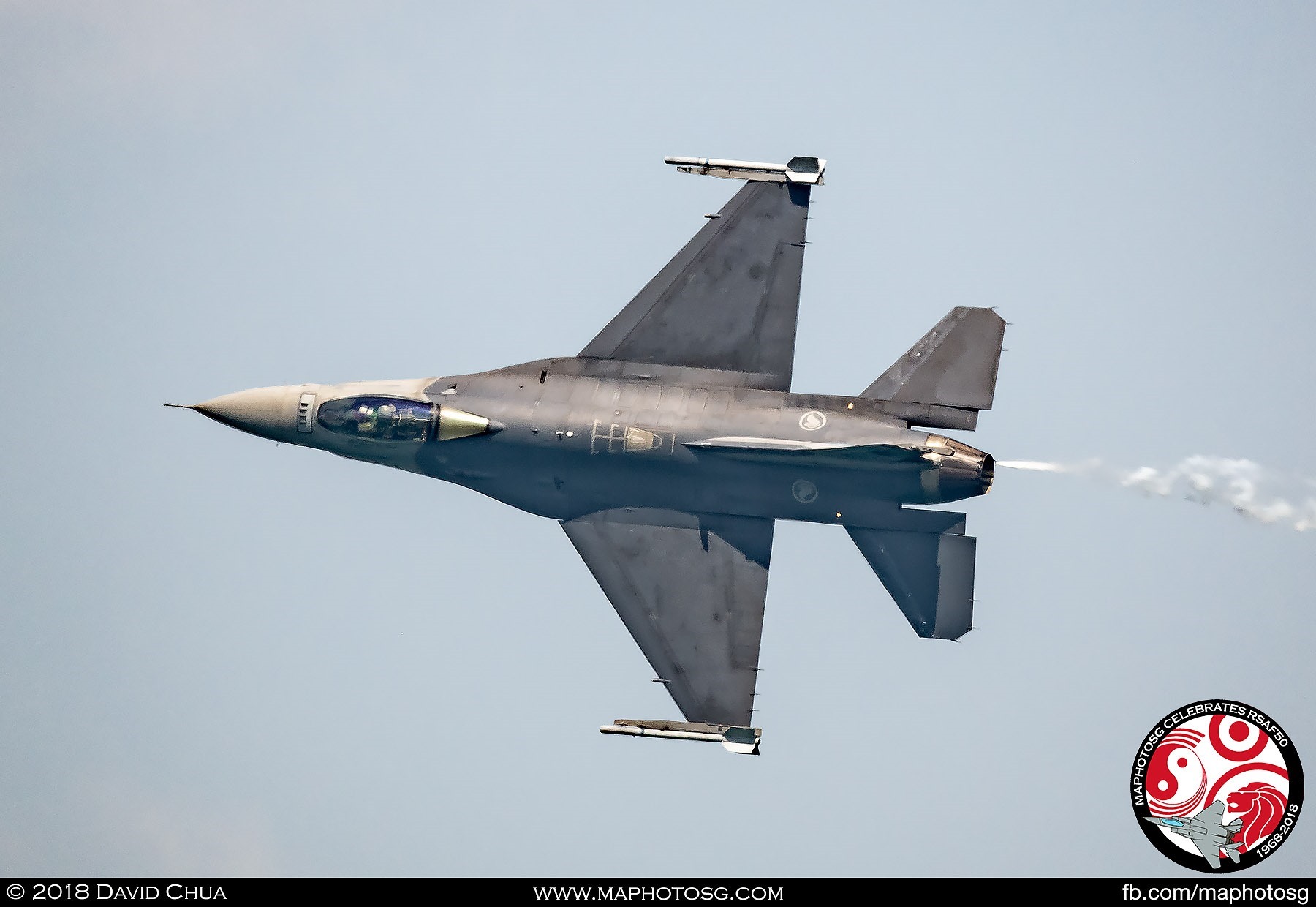 Knife Edge Pass – The other F-16C rolls 90 degrees on its side displaying the top of the aircraft to the crowd as it flies from the right to the left.