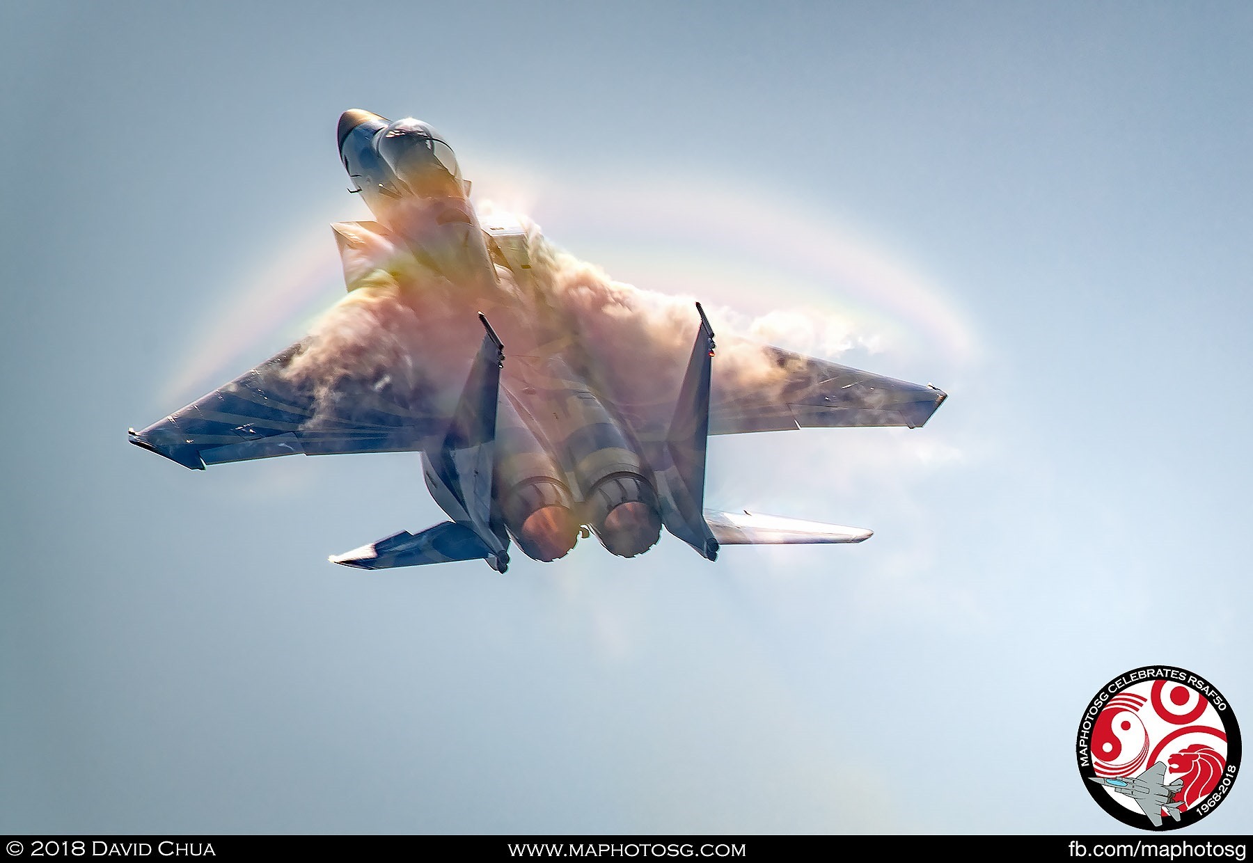 Slow Loop – Entering show centre at slow speeds, the F-15SG pulls up in full afterburner to execute a loop.