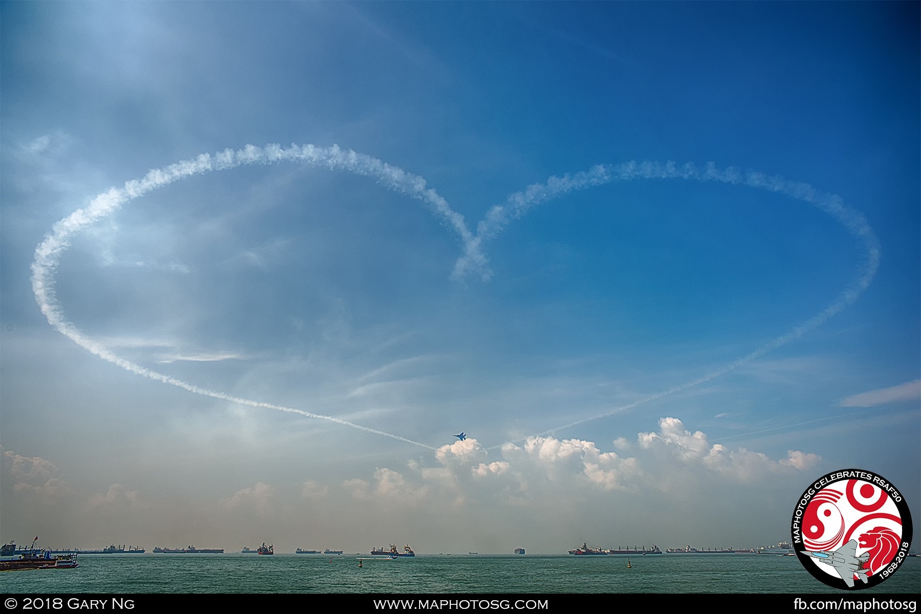 Heart and Knife Edge Pass – Thanking Singaporeans for their support and trust, the two F-16Cs paint a heart with white smoke while the F-15SG showcase the RSAF50 paintwork with a knife edge pass.