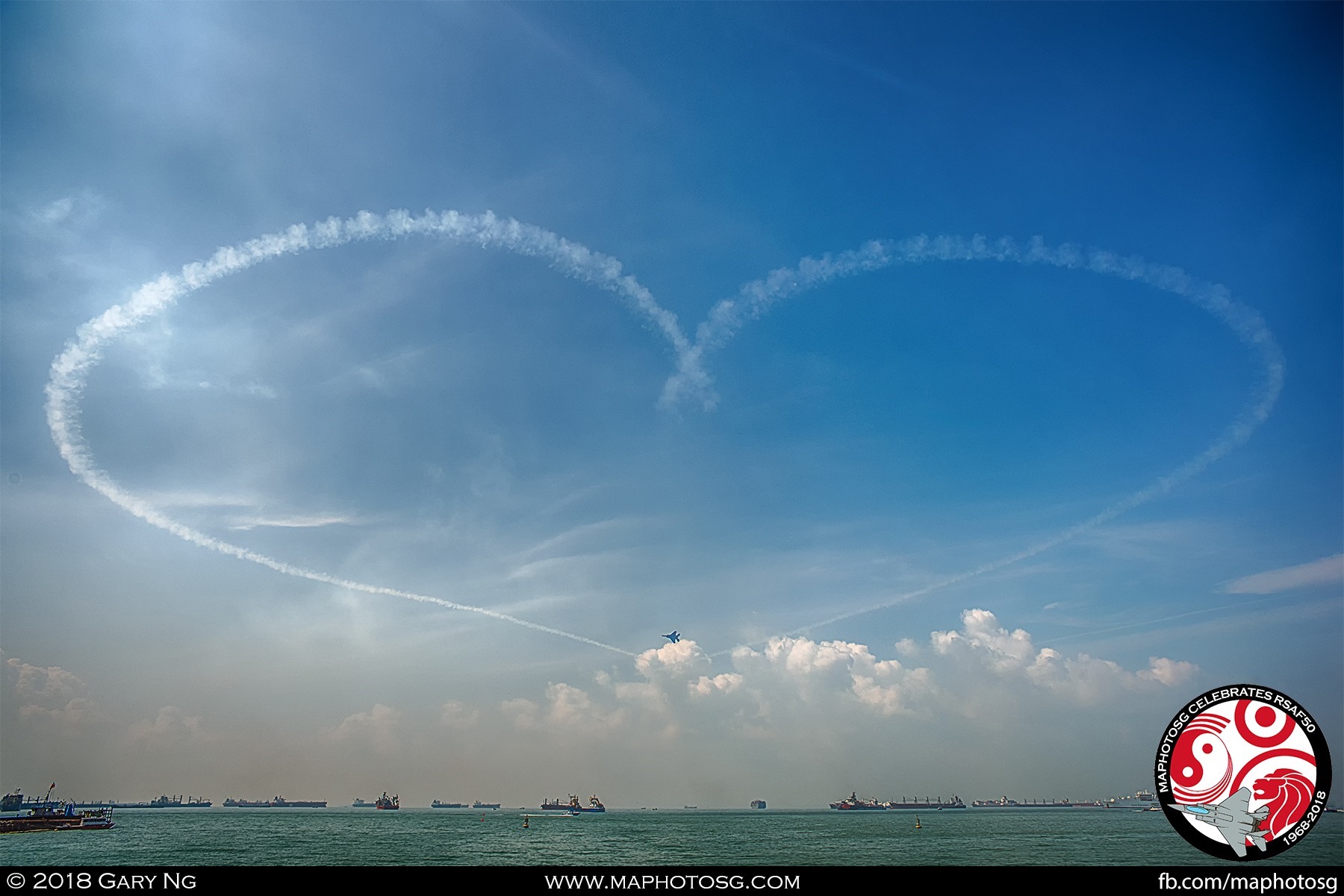 Heart and Knife Edge Pass – Thanking Singaporeans for their support and trust, the two F-16Cs paint a heart with white smoke while the F-15SG showcase the RSAF50 paintwork with a knife edge pass.
