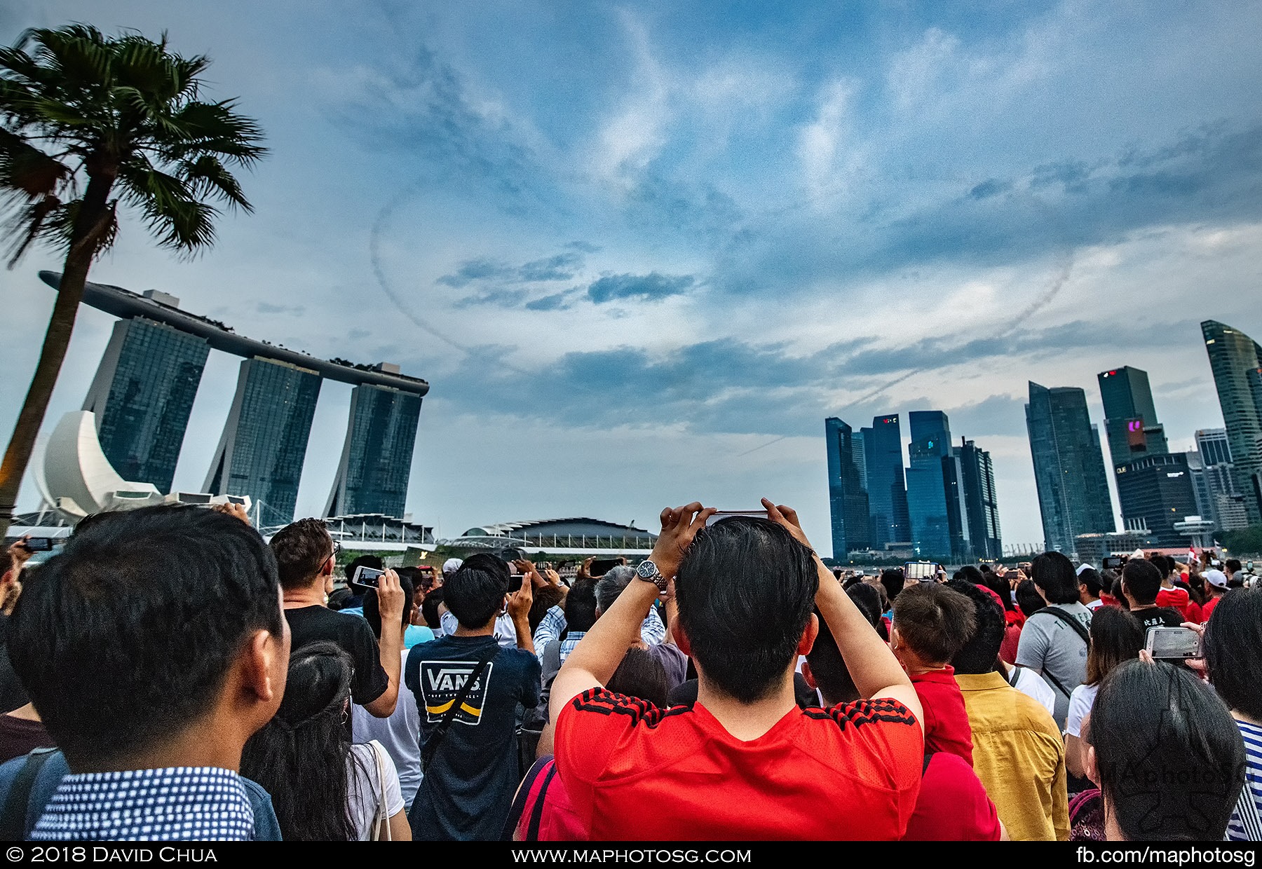 31. Crowd at Esplanade waterfront being wowed by the heart drawn on the sky.