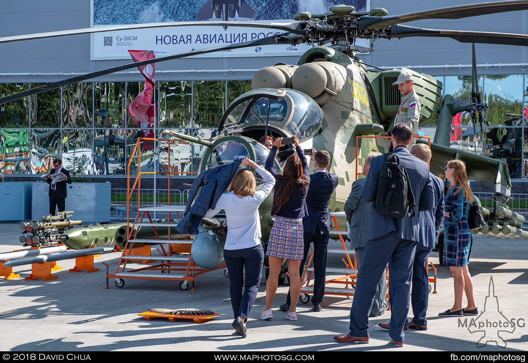 07. Visitors take photos with the Mi-35 Hind