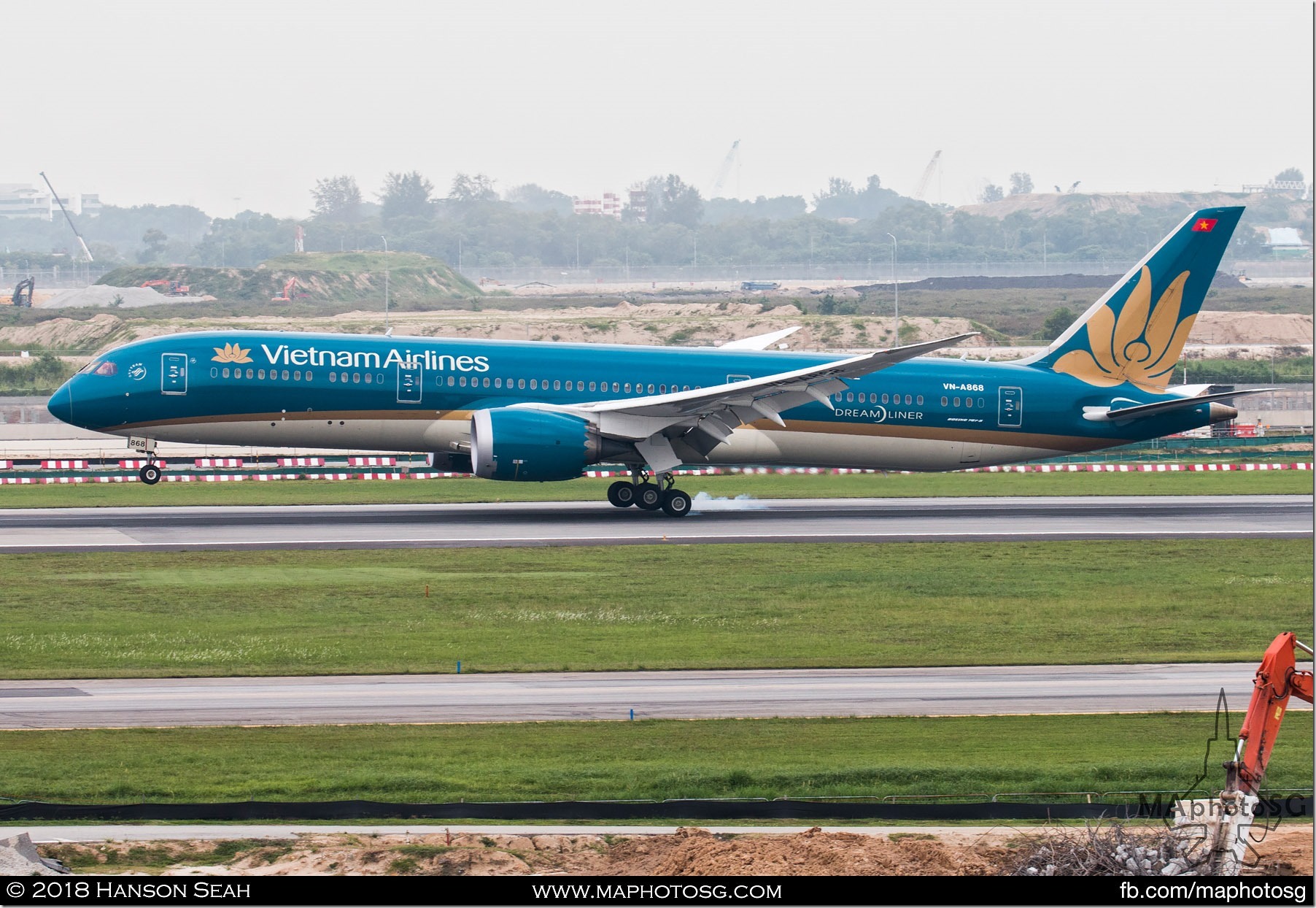 10. Vietnam Airlines Boeing 787 Dreamliner coming in with Prime Minister Nguyen Xuan Phuc