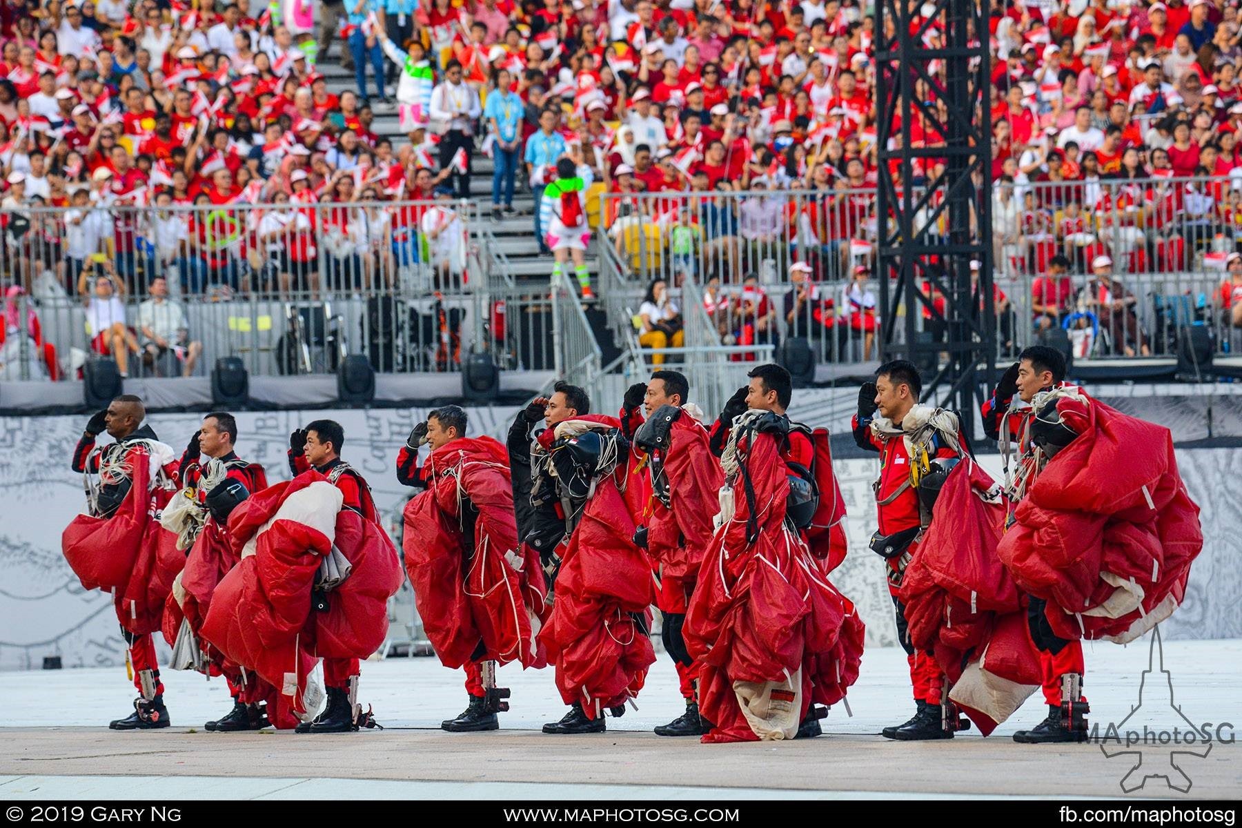 Singapore Armed Forces Red Lions salutes the crowd after landing in the Padang