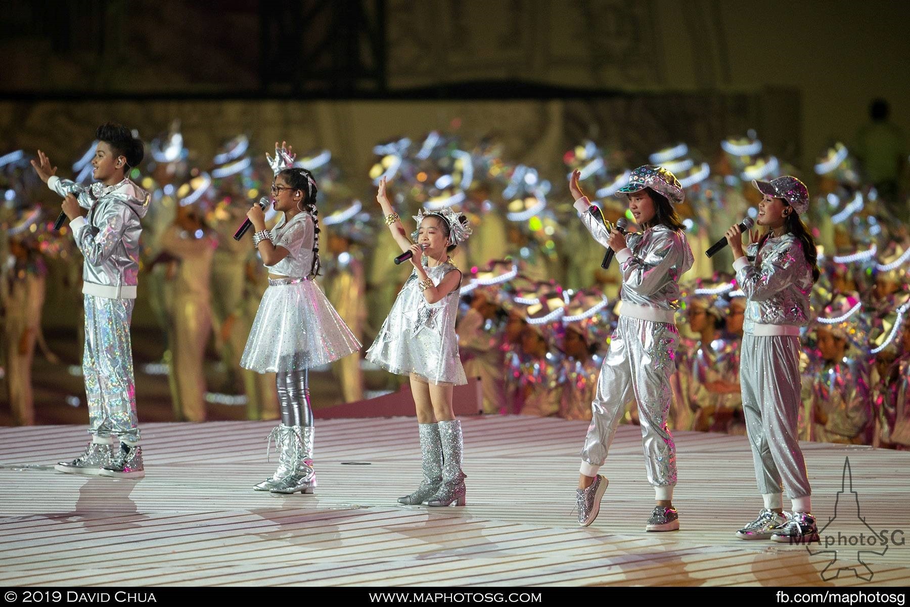 Syah Riszuan, Nurjannah Qurratul’ Farhaien, Caitlin Tan, Heema Izzati Zainudin and Jordin Tan performing in the last segment of the show