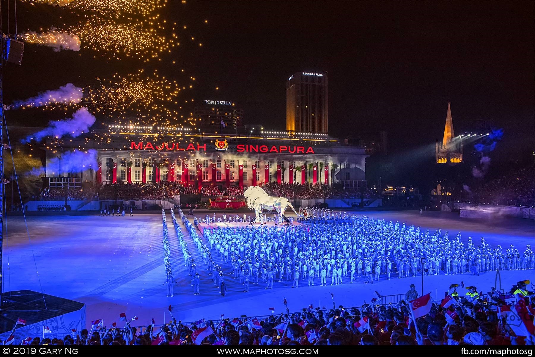 Huge lion at the center of the stage as the grand finale kicks off