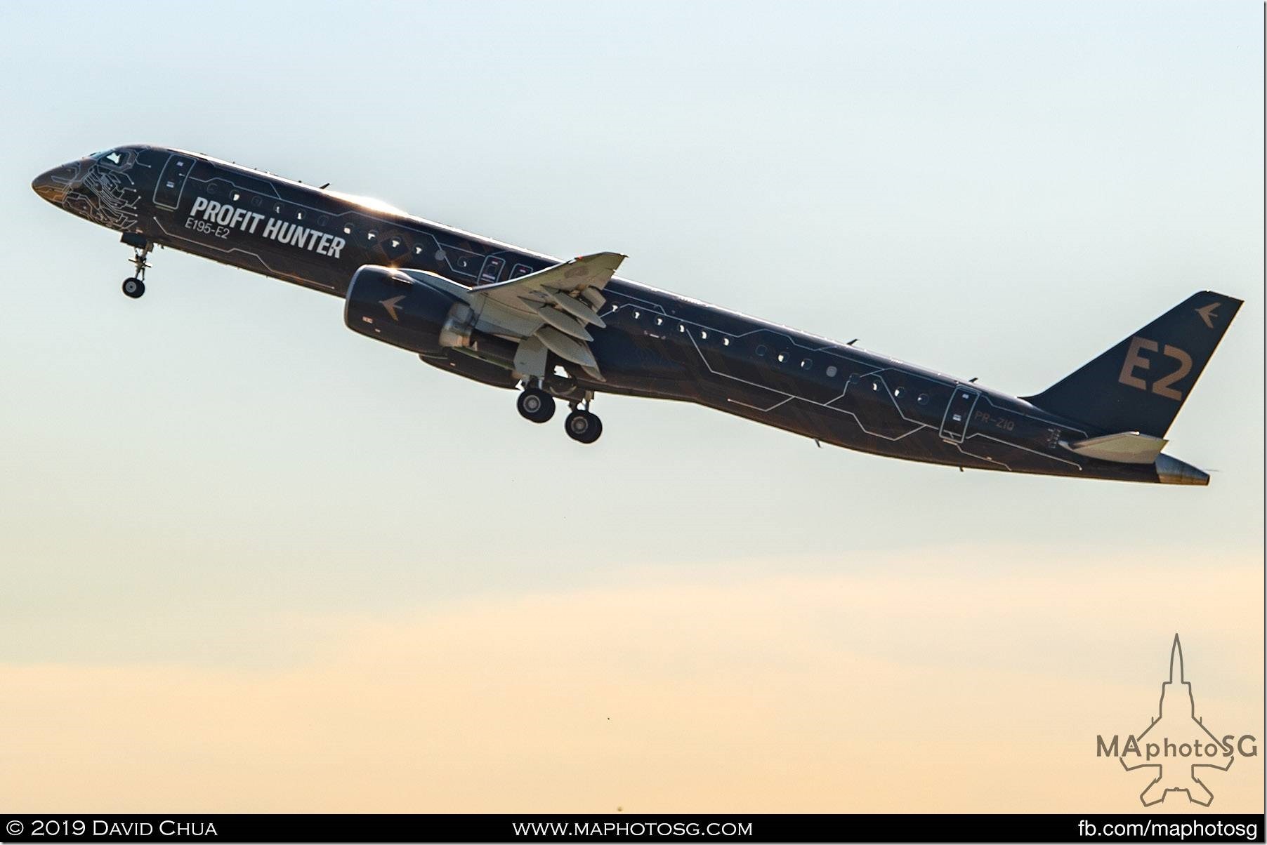 Embraer  E195-E2 in Tech Lion livery