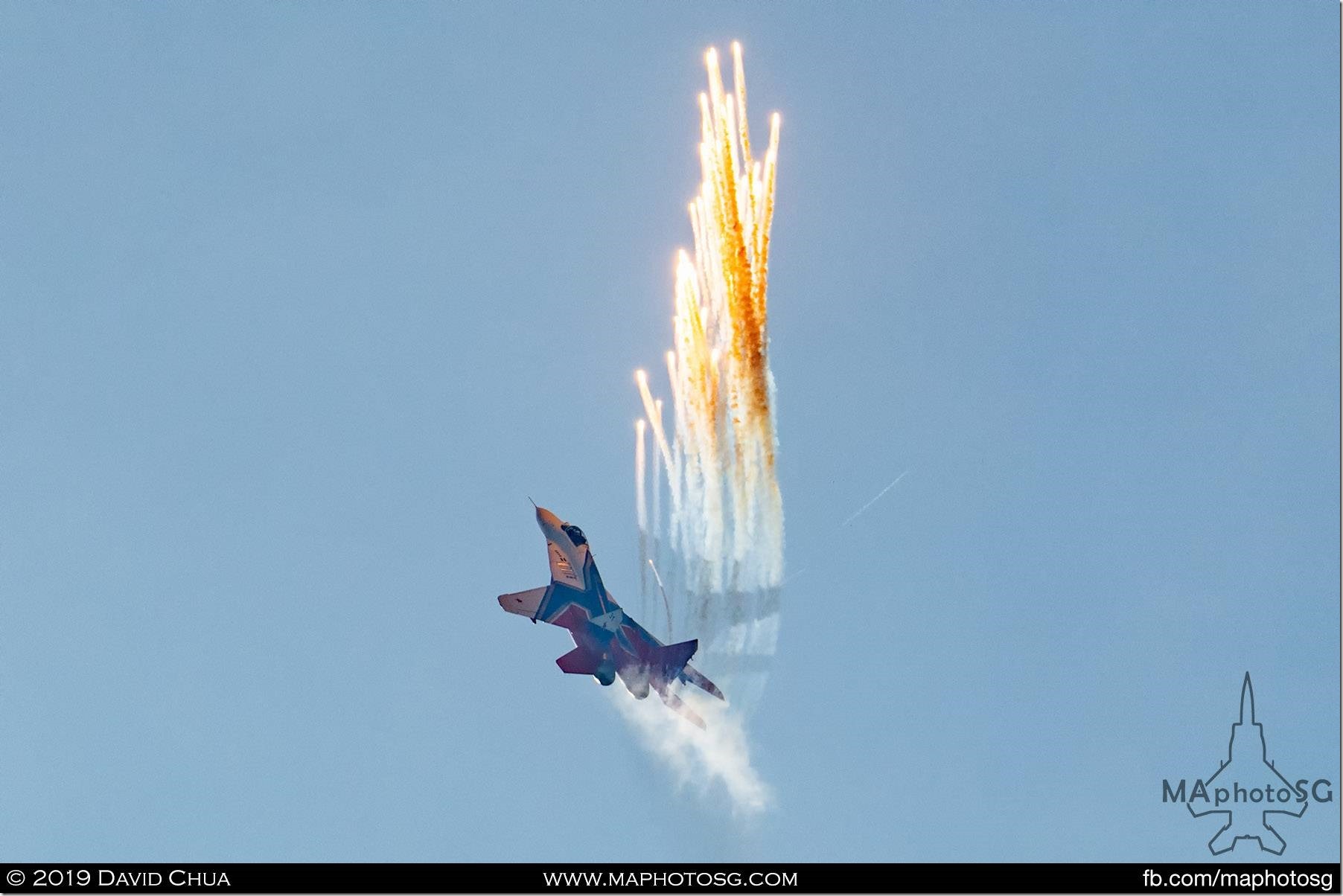 Solo Swifts MiG-29 flare display