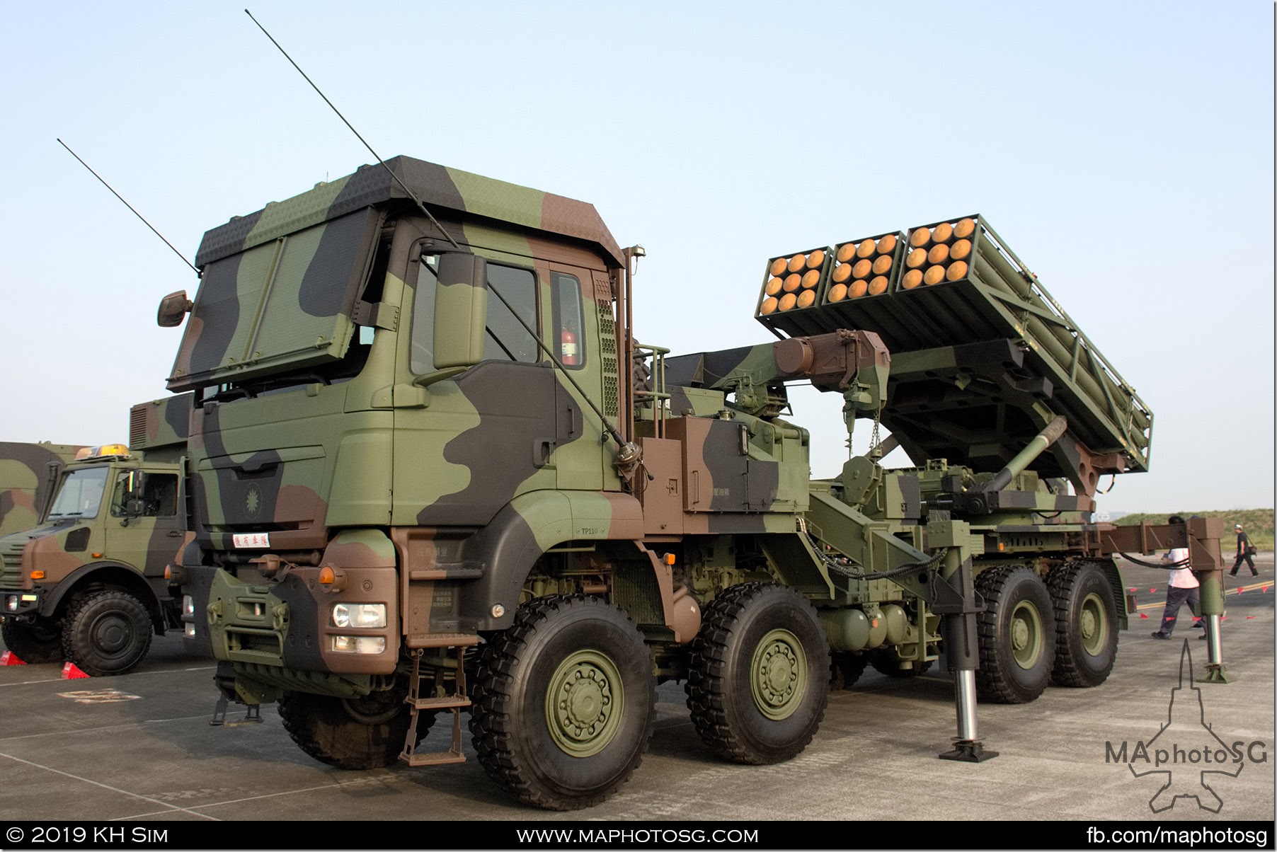 Thunderbolt-2000 (雷霆2000) MLRS (Multiple Launch Rocket System)