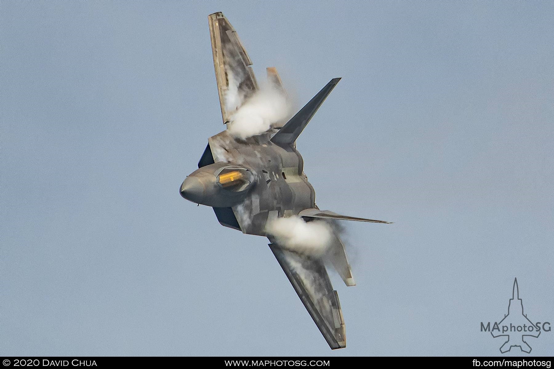 Condensaation forms as the F-22 Raptor turns towards show centre