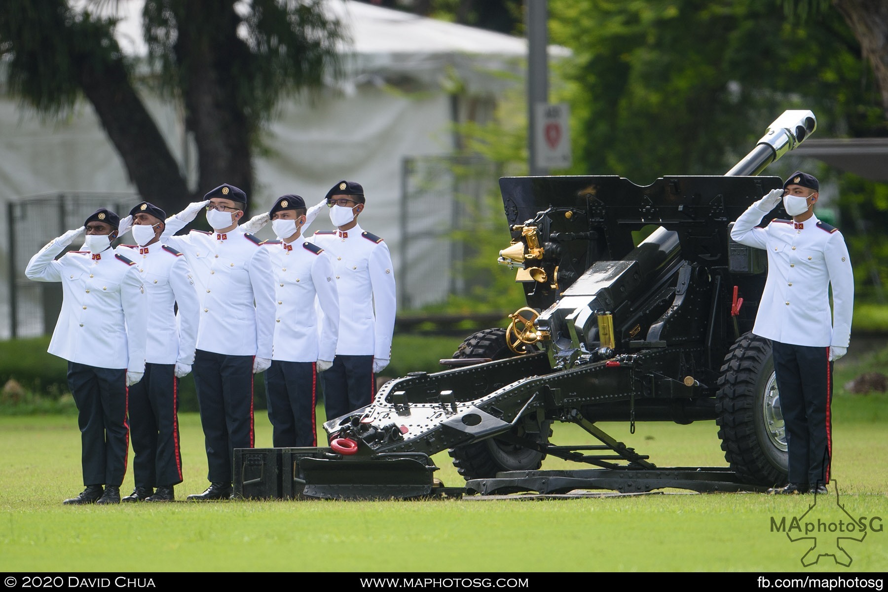 A gunner crew from the Presidential 21-Gun Salute salutes our Frontline Fighters during the Parade@Padang.