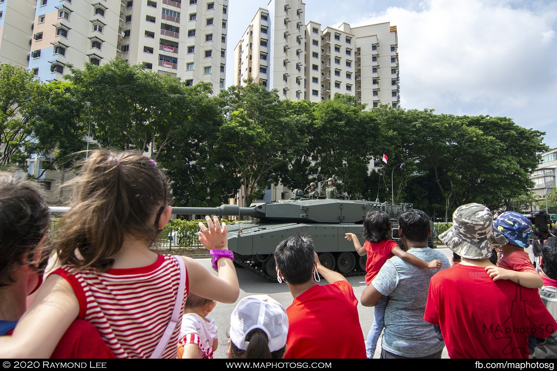 A Leopard 2SG leads the Mobile Column as it enters into the heartlands.