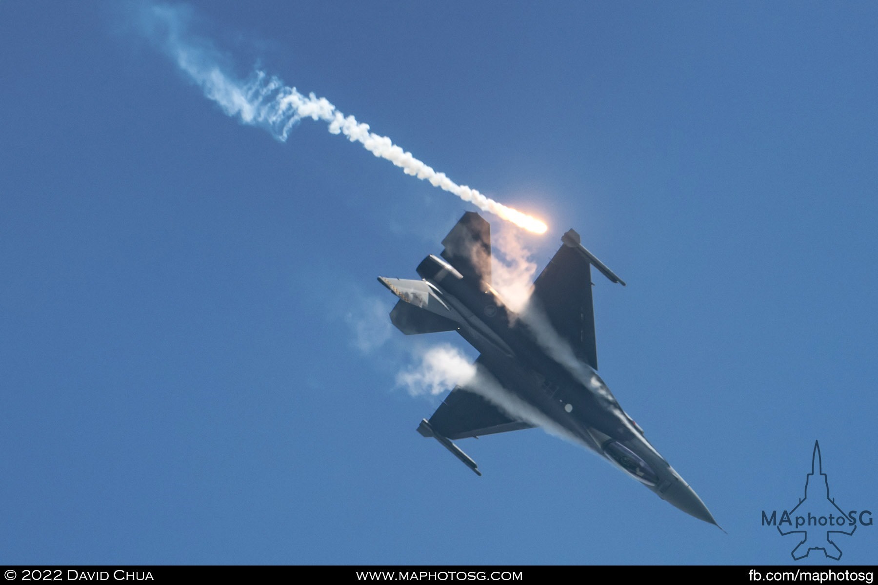 RSAF F-16C Viper performing the twisted loop manouvre