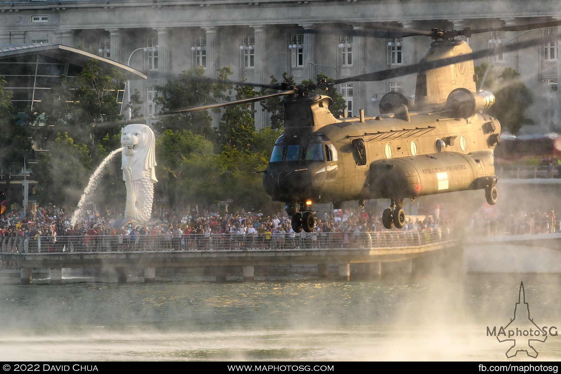 The crowd at Merlion Park looks on as the Chinook prepares to deploy Navy divers