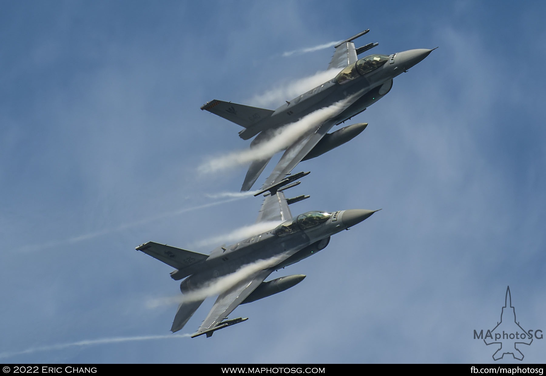 A pair of F-16Ds pulling Gs in formation.