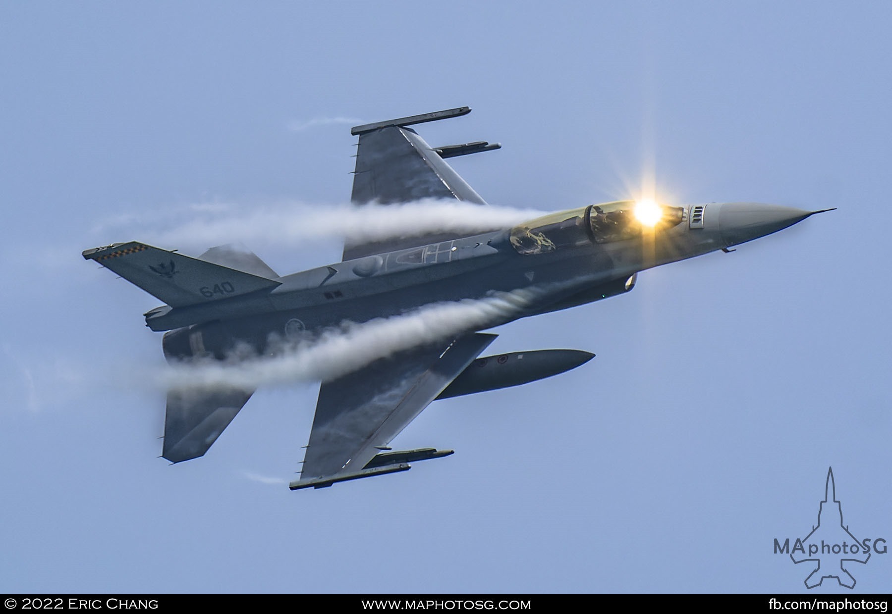 Sun glints of the HUD of the F-16D as it makes a turn.