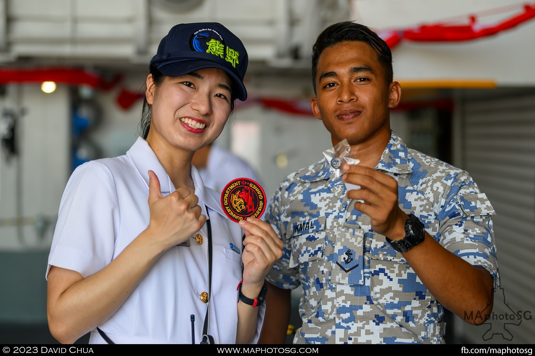 Exchange of patch and pin between JS Kumano and KD Lekiu sailors