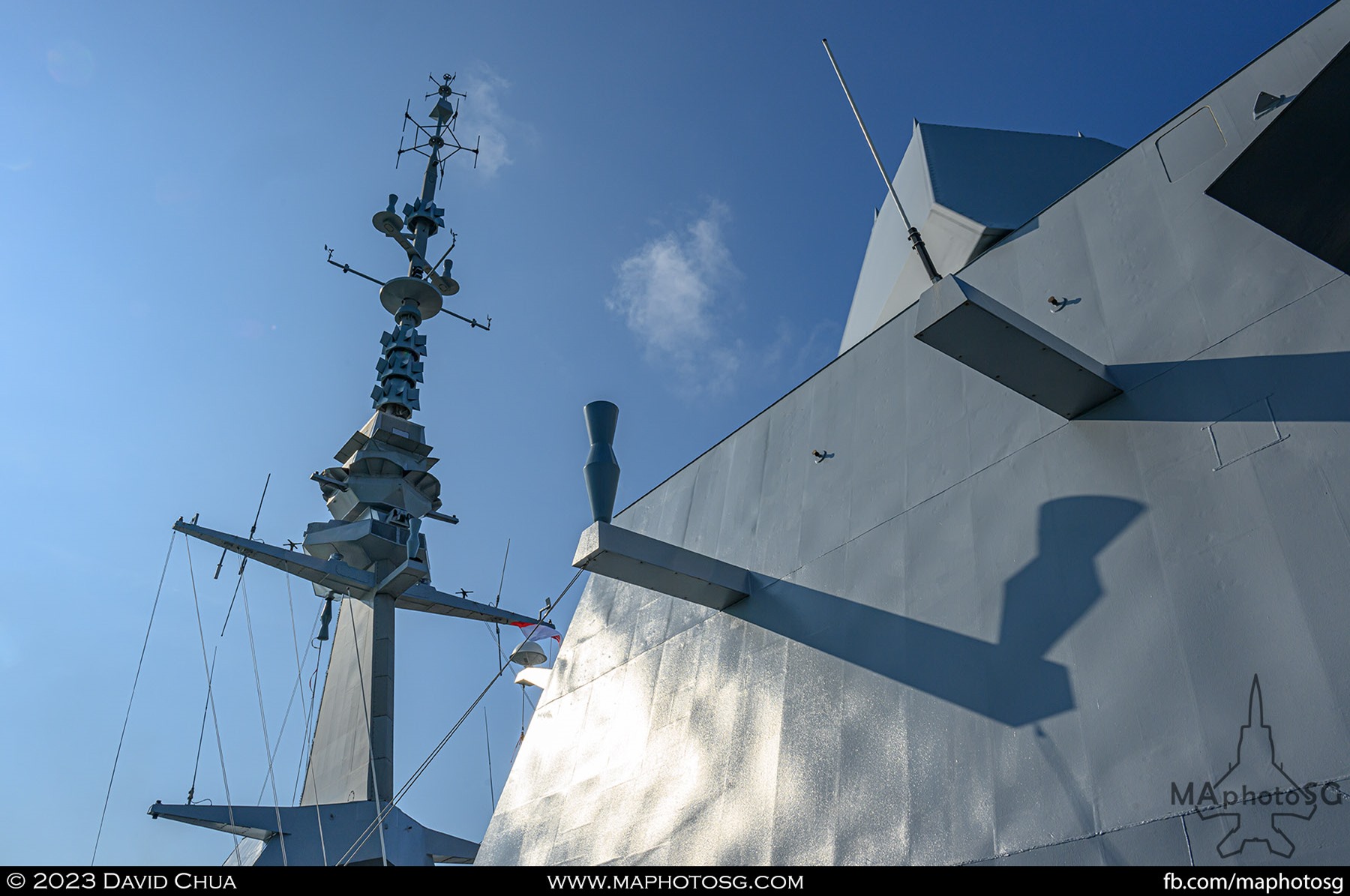 Héraklès radar on top of the bridge and sensor mast