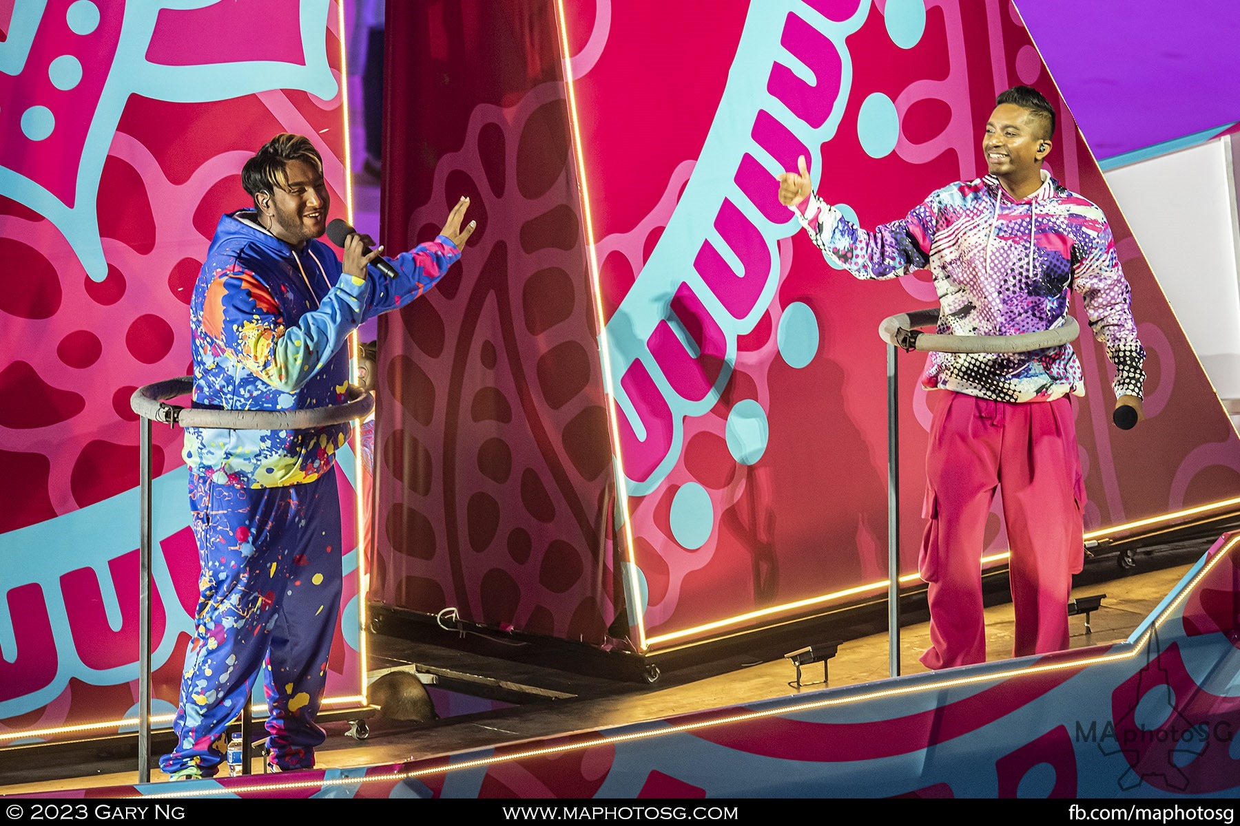 Lineath and Kevin Brendan performing Munnaeru Vaalibaa during Act 1 - Our Singapore