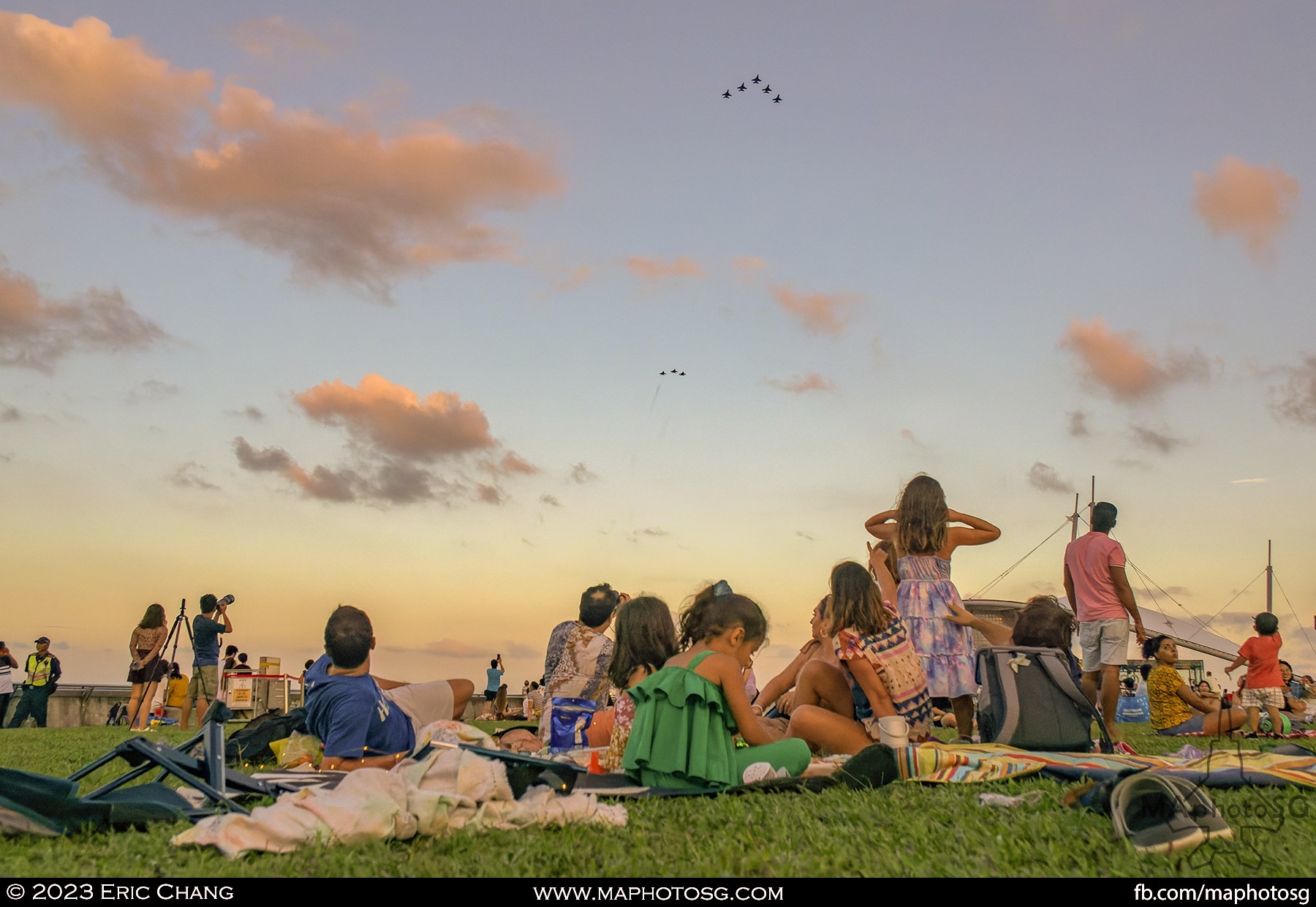 The 6 ship F-16 and 3 ship F-15SG flies over Marina Barrage, to the delight of families enjoying their picnics.