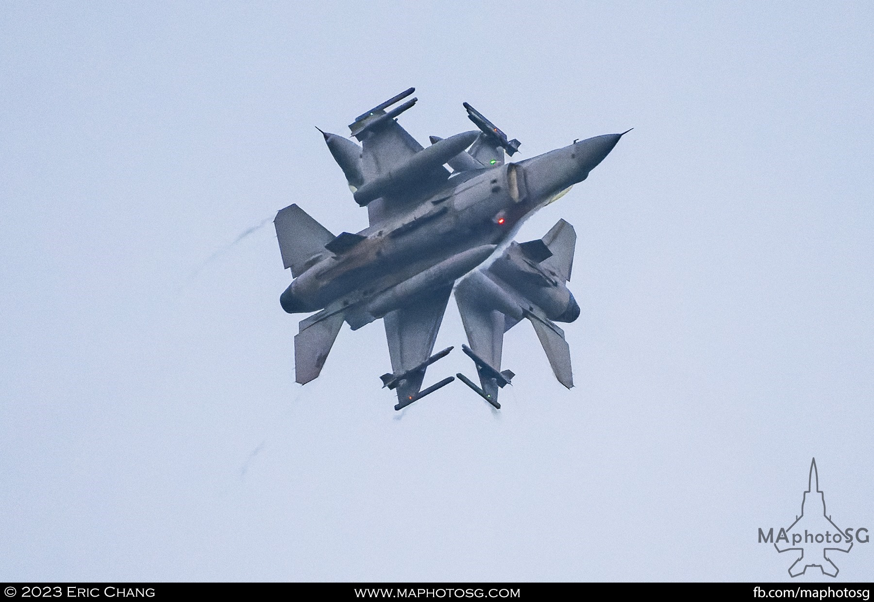 2 RSAF F-16C performs the shackle.