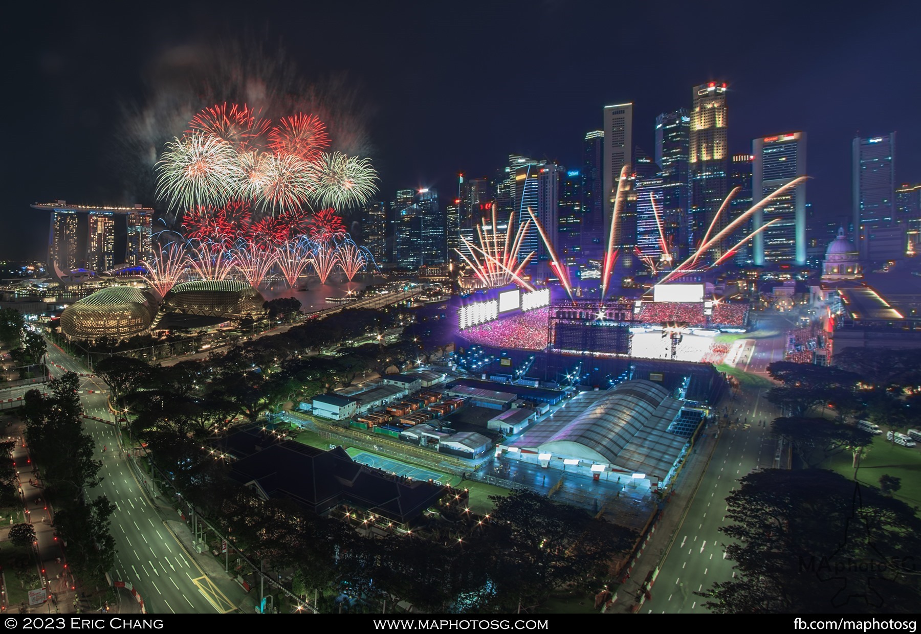 Ending the show with spectacular fireworks spread out over Padang and Marina Bay.