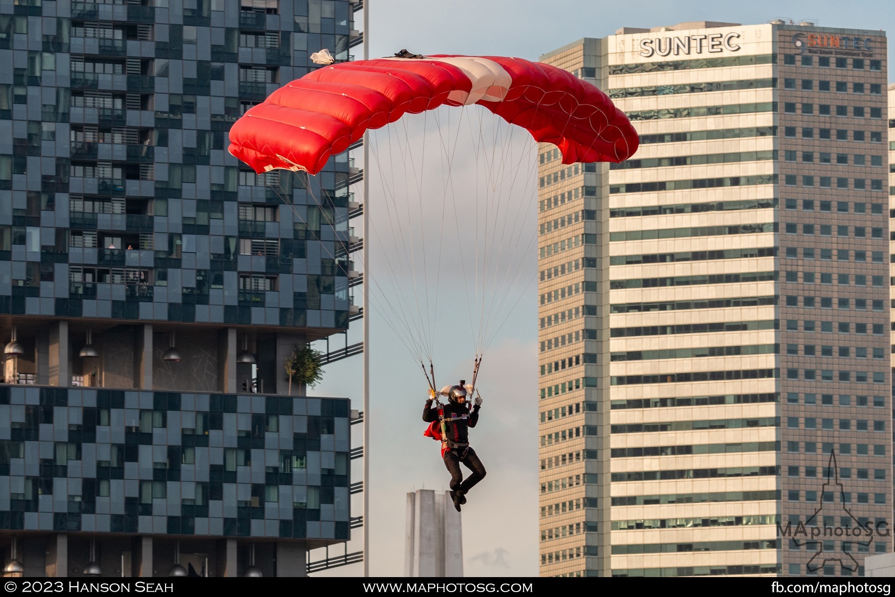 A skillful Red Lion navigating around the various skyscrapers for a safe and accurate landing in show centre.