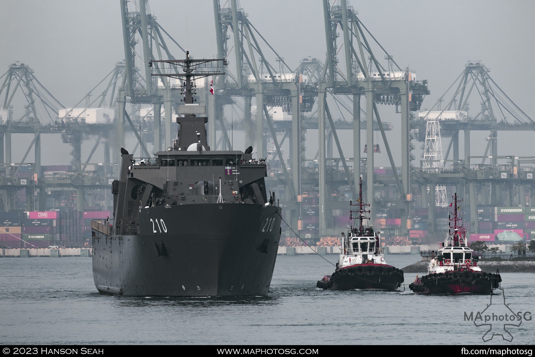 RSS Endeavour passing Berlayer Beacon on her way to Vivo City.